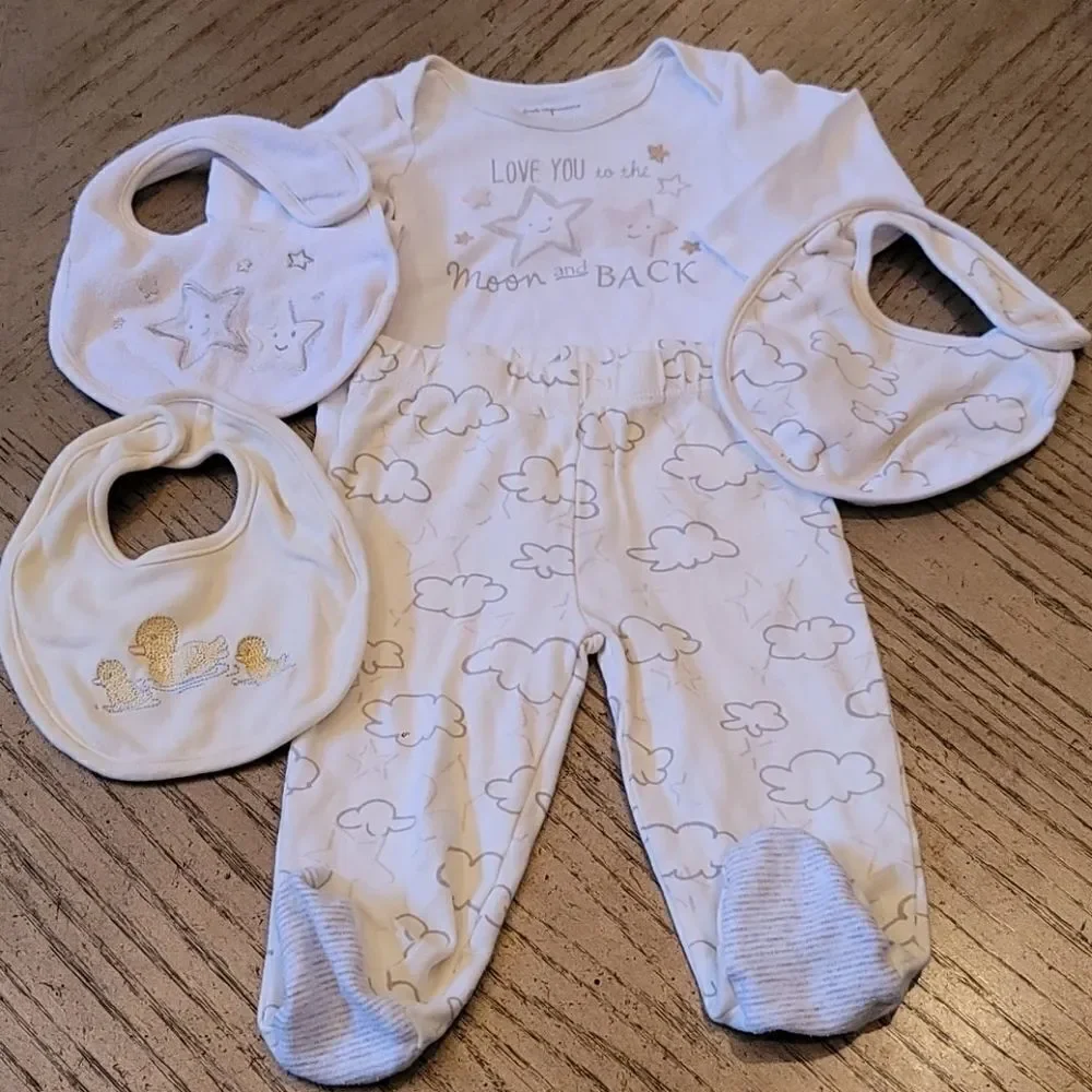 6-9 month footed pj set with bibs boy or girl 💛
